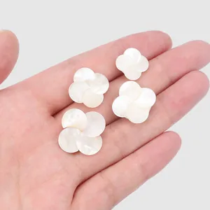 Gros plan de boutons de trèfle en nacre blanche faits à la main montrant l'éclat naturel