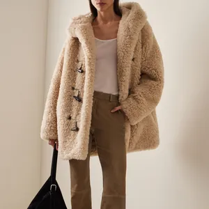 Elegante cappotto teddy crema oversize con alamari in vero corno di bufalo e cappuccio