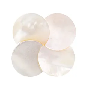 Bouton en nacre blanche incrusté à la main avec design floral et éclat nacré élégant