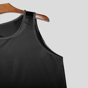 Nahaufnahme eines schwarzen Netz-Tanktops, das die atmungsaktive Stoffstruktur zeigt