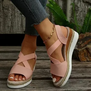 Sandales à plateforme roses avec semelle épaisse et bout ouvert pour un look décontracté