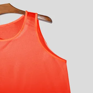 Nahaufnahme des leuchtend orangefarbenen Netzgewebes eines Herren-Sport-Tanktops