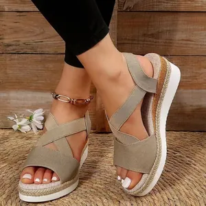 Détail de sandales à plateforme kaki élégantes pour femmes avec brides croisées