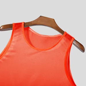 Detaillierte Ansicht des atmungsaktiven orangefarbenen Netzgewebes eines Sport-Tanktops