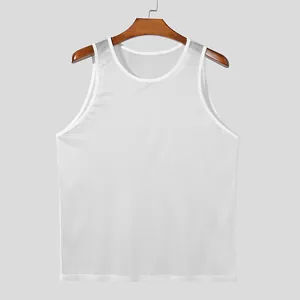 Detailaufnahme des weißen, atmungsaktiven Netzgewebes dieses Herren-Sport-Tanktops
