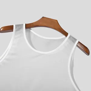 Detailaufnahme eines weißen Mesh-Unterhemds für Herren mit Stoff- und Ausschnittdetails
