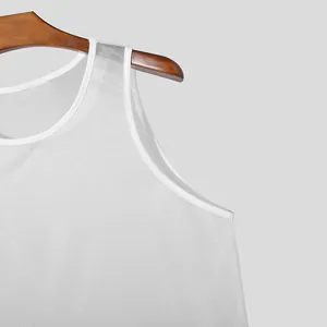 Nahaufnahme des atmungsaktiven weißen Netzgewebes eines sexy Herren-Sport-Tanktops
