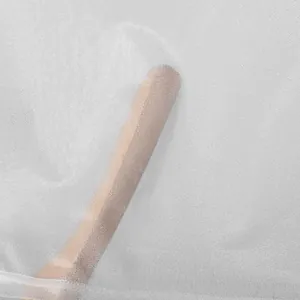 Nahaufnahme von weißem atmungsaktivem Mesh-Gewebe mit durchsichtiger Textur für Herren