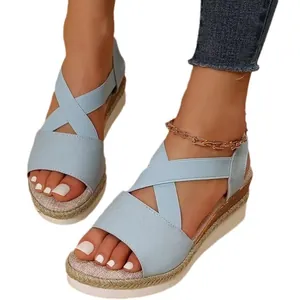 Sandales compensées bleu clair à brides élastiques et semelle plateforme