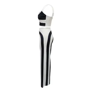 Perfil lateral de un elegante conjunto de dos piezas a rayas blancas y negras con top