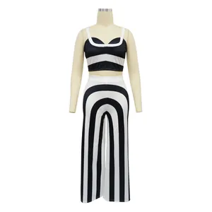 Vista frontal de conjunto de top corto y pantalón ancho a rayas blancas y negras en maniquí
