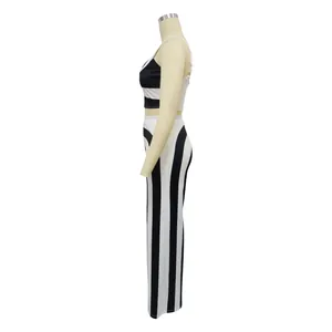Perfil lateral de un conjunto de dos piezas a rayas blancas y negras con top corto