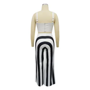 Vista trasera de un top corto blanco y pantalones anchos a rayas negras en maniquí.
