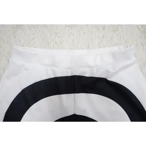 Detalle de la cintura elástica de unos leggings de moda a rayas y conjunto casual.