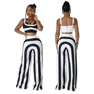 Vista detallada de un conjunto de dos piezas a rayas con crop top y pantalón ancho