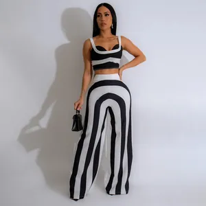 Detalle de conjunto elegante de dos piezas a rayas blancas y negras con top y pantalón