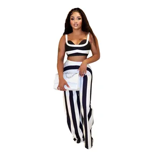 Detalle del conjunto de verano casual de rayas blancas y negras para mujeres