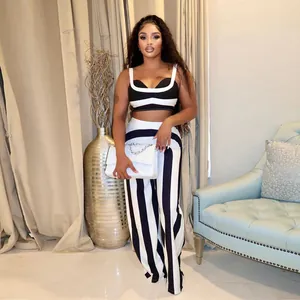 Elegante conjunto de dos piezas a rayas blancas y negras con top corto y pantalón ancho