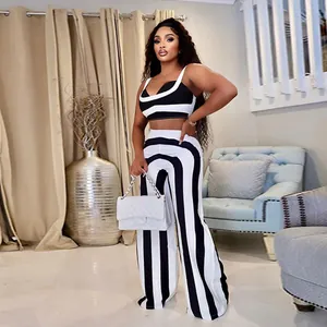 Conjunto de dos piezas a rayas blancas y negras con top corto y pantalones anchos