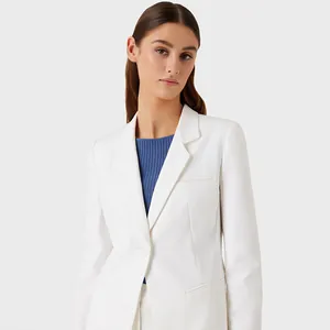 Elegante americana blanca para mujer con corte sastre profesional para la oficina