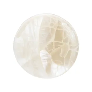 Elegante botón artesanal de nácar blanco para abrigos y trajes de alta costura