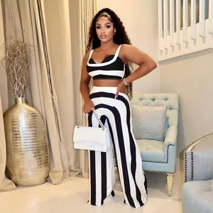 Elegante conjunto de verano de dos piezas a rayas blancas y negras con top corto y pantalón.