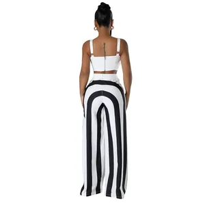 Vista trasera de un conjunto de top corto blanco y pantalones de rayas negras.