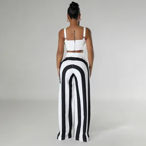 Vista trasera de un conjunto de top corto blanco y pantalones anchos a rayas blancas y negras.