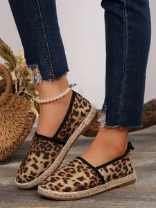 Detailansicht stilvoller Espadrilles mit Leopardenmuster und geflochtener Strohsohle