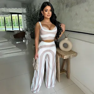Detalle del conjunto informal de verano de dos piezas con rayas beige y blancas en modelo