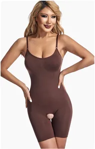 Detailansicht eines braunen nahtlosen Einteiler-Shapewear-Bodysuits an einem Model