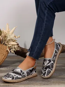 Nahaufnahme der schicken Damen Espadrilles mit Schwarz-Weiß-Druck und Jutesohle für Sommer