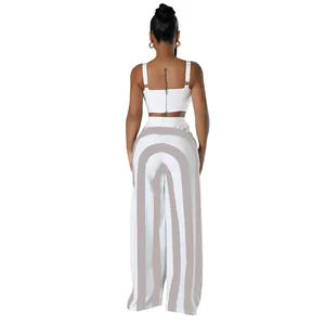 Vista trasera de un conjunto blanco de dos piezas con pantalones anchos