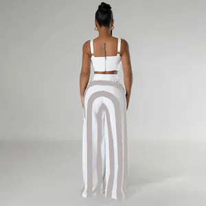 Vista posterior de conjunto de verano de dos piezas con top blanco y pantalón raya