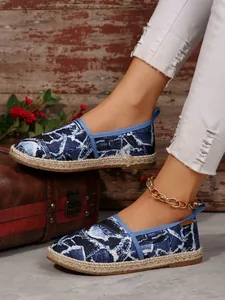 Detailansicht der Espadrilles mit Denim-Print, Strohsohlen und goldener Fußkette