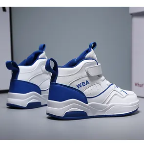 Vista laterale di sneaker da basket alte bianche e blu per bambini con logo WBA