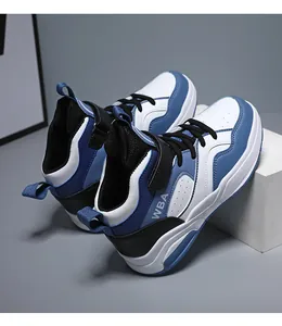 Vista laterale delle sneakers da basket alte blu e bianche per bambini con logo WBA
