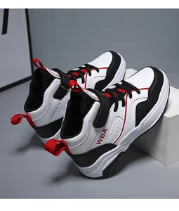 Primo piano di scarpe da basket alte da bambino nei colori nero, bianco e rosso.