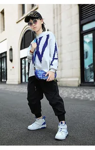 Scarpe da basket alte da bambino in bianco e blu, stile streetwear urbano.