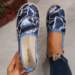 Lässige Damen-Espadrilles mit Denim-Print und geflochtener Stroh-Flachsohle