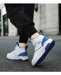 Primo piano di scarpe da basket alte blu e bianche da bambino su strada all'aperto