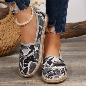 Modische Damen-Espadrilles mit einer geflochtenen Strohsohle und einem Denim-Musterdruck