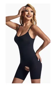Schlankmachender schwarzer Einteiler-Shaping-Body mit verstellbaren Trägern am Modell