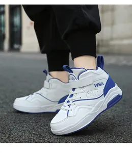 Vista dettagliata delle scarpe da basket alte bianche e blu per bambini e ragazzi