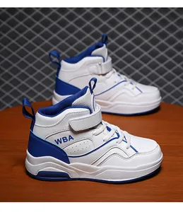 Primo piano di scarpe da basket alte bianche e blu per bambini con logo WBA.