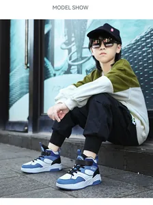 Ragazzo asiatico con scarpe da basket alte bianche e blu in un contesto urbano