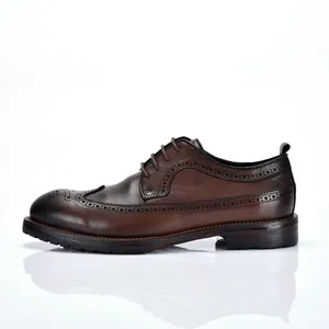 Gedetailleerd zijaanzicht van bruine leren brogue schoenen met decoratieve perforaties