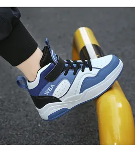 Primo piano dinamico di scarpe da basket alte blu e bianche per bambini e ragazzi sportivi