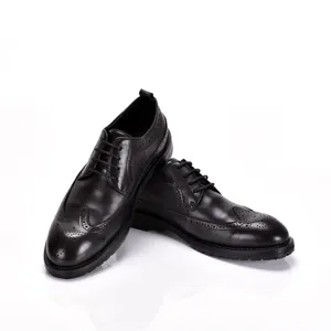 Gedetailleerd overzicht van zwarte leren brogues met klassieke wingtip en geperforeerde details.