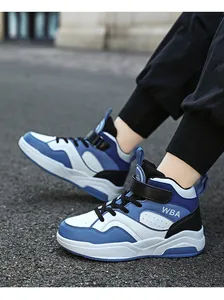 Primo piano di scarpe da basket alte blu e bianche per bambini indossate all'aperto